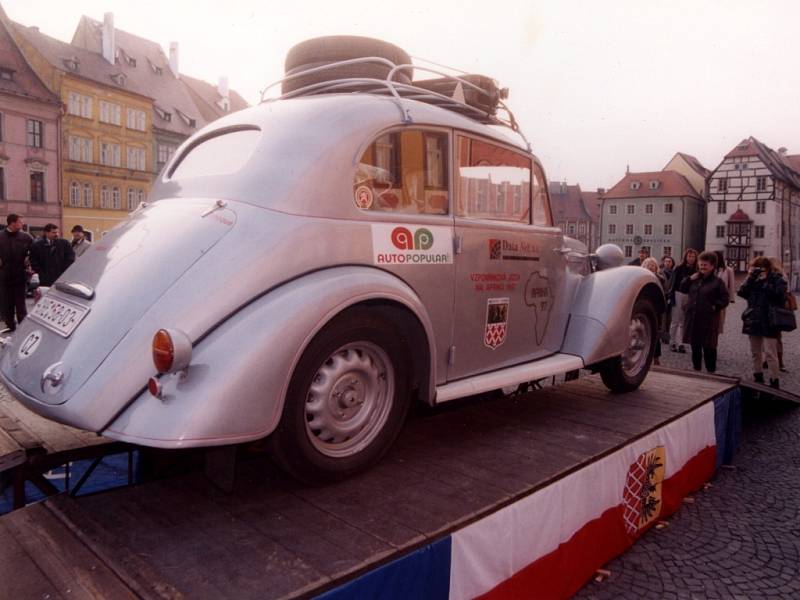 Slavnostní začátek cesty do Afriky v roce 1997 na chebském náměstí