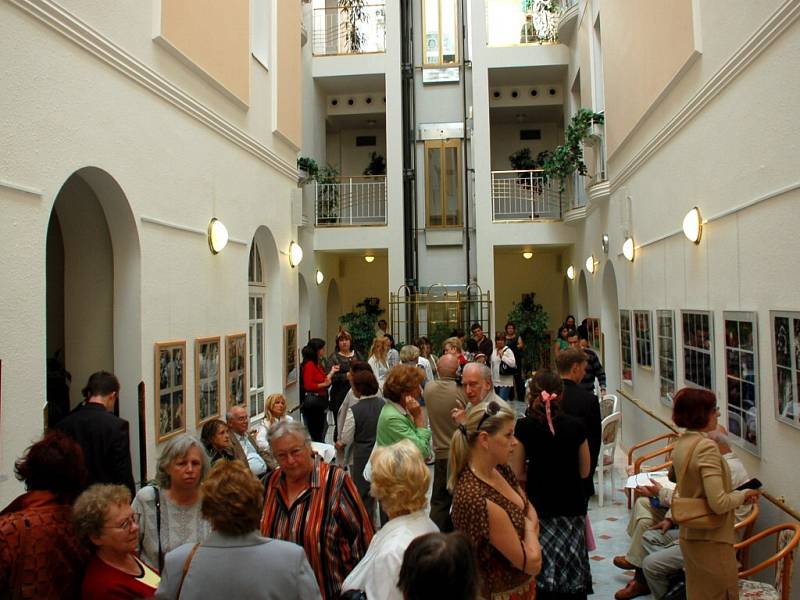 Slavnostní vernisáž výstavy To je fotohukot v mariánskolázeňské galerii Atrium