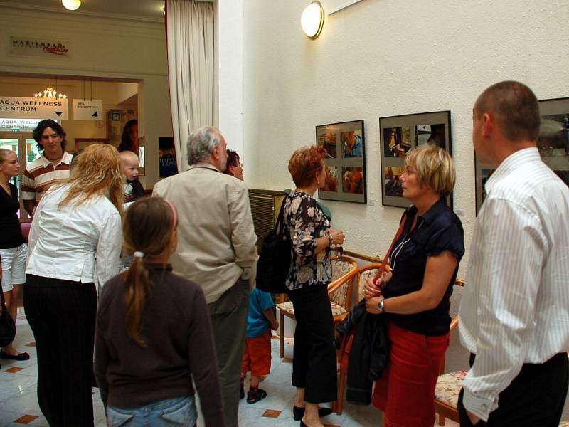 Slavnostní vernisáž výstavy To je fotohukot v mariánskolázeňské galerii Atrium