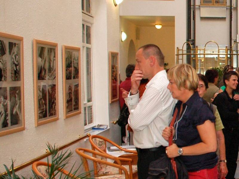 Slavnostní vernisáž výstavy To je fotohukot v mariánskolázeňské galerii Atrium