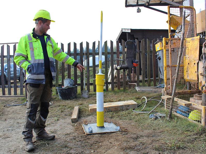 Vědci pomocí moderního stroje vyvrtali 400 metrů hlubokou jámu. Do ní posléze seismologové umístí seismometry, aby tak ještě více a podrobněji mohli sledovat západočeské seismické roje.