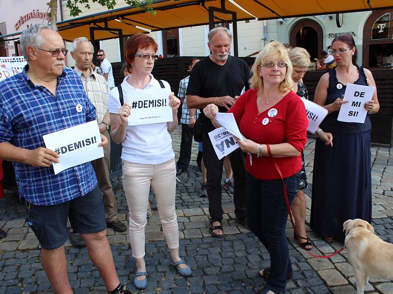 Na chebském náměstí Krále Jiřího z Poděbrad protestovala proti Andreji Babišovi zhruba stovka demonstrujících.
