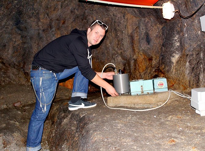 Ve Skalné se pod hradem Vildštejn nachází i jedinečná seismická stanice, a to přímo ve skále.