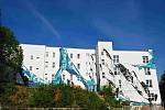Velkoplošná graffiti ozdobila bývalé učňovské středisko v Aši. Motiv, který navrhlo a vytvořilo občanské sdružení Art Direct.