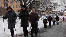 NADŠENCI z Občanského sdružení při Základní škole Františkovy Lázně pořádali už třetí ročník ´Silvestrovského pochodu pro radost´. Trasa vedla od františkolázeňské školy na Seeberg a zpět. Desítky účastníků se skvěle protáhly před večerním slavením. 