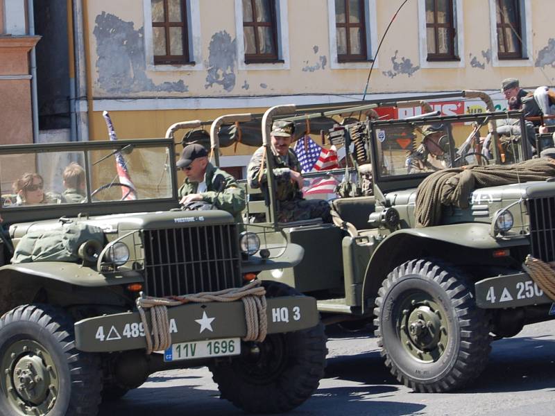 OSLAVY OSVOBOZENÍ. V rámci oslav 71. výročí osvobození přijel do Teplé a pak do dalších míst military convoy.