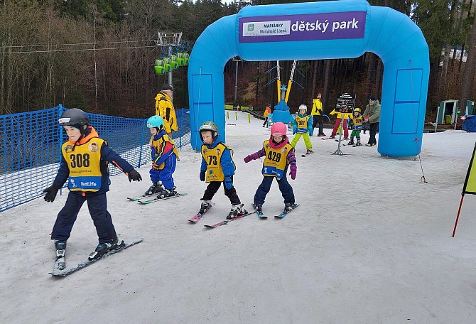 Děti z mateřinky sjížděly Krakonošku, cvičily lyžování