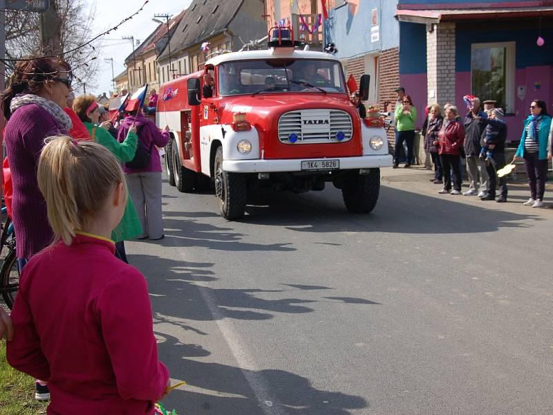 Budovatelské písně znějící z rozhlasu a v průvodu stovky lidí. Tak vypadal v pořadí již třetí ročník oslavy Prvního máje v Novém Kostele na Chebsku.