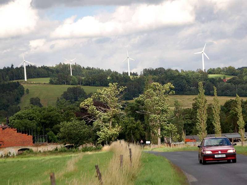 Větrné elektrárny u Nového Kostela na Chebsku. Vesnici zasáhlo ve středu zemětřesení o síle 2,5 stupňů Richterovy stupnice.