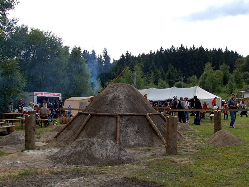 Spolek přátel ašského milíře v sobotu 20. června znovu zapálil milíř ve Vernéřově