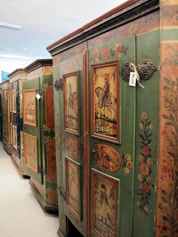 Běžně nepřístupný centrální depozitář chebského muzea se o víkendu otevřel veřejnosti. K vidění tak byla například sbírka hodin, loutek či nábytku.