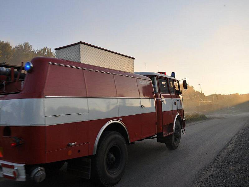 V sobotu 21. srpna večer museli drážní hasiči a dobrovolní hasiči z Dolního Žandova likvidovat požár slámy, ke kterému došlo nedaleko od železniční trati v Dolním Žandově. 