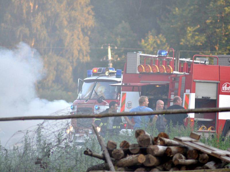 V sobotu 21. srpna večer museli drážní hasiči a dobrovolní hasiči z Dolního Žandova likvidovat požár slámy, ke kterému došlo nedaleko od železniční trati v Dolním Žandově. 