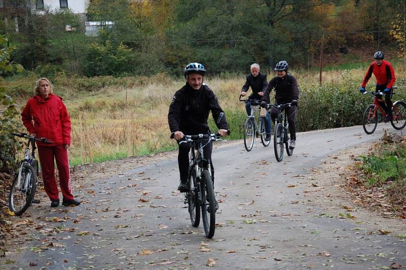 CYKLISTÉ, kteří přišli slavnostně otevřít novou cyklostezku z Doubravy u Aše do Saska, měli možnost ji ihned vyzkoušet. 