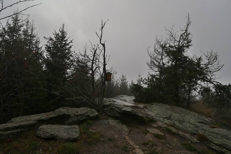 Dyleň s věží, bývalou chatou a rotou, a výhledy do okolí.