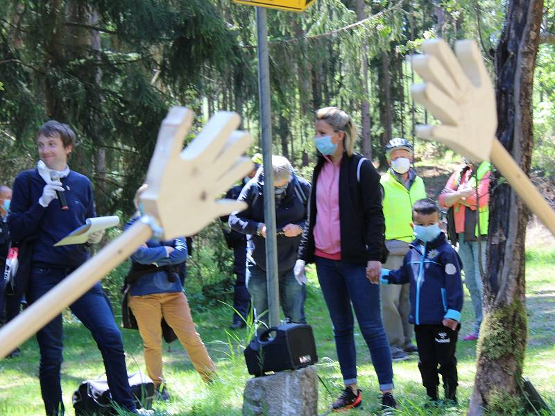 Zhruba stovka lidí dorazila na česko-německé hranice mezi Libou a Selbem. Protestovali proti dlouhodobému uzavření hranic, které podle iniciátorů už postrádá smysl.