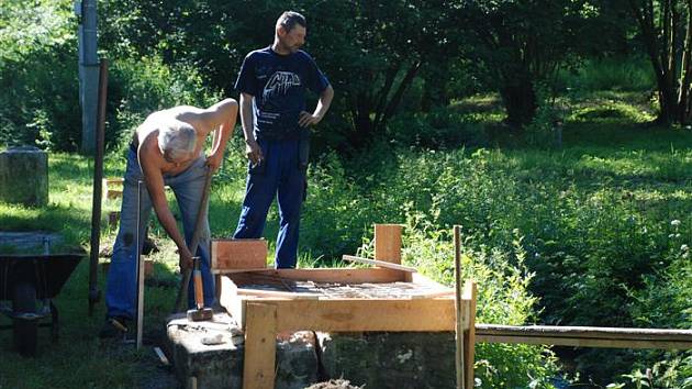 MINERÁLKA v Dolních Pasekách! V současné době se pracuje na úpravě okolí zastřešeného pavilonu. 