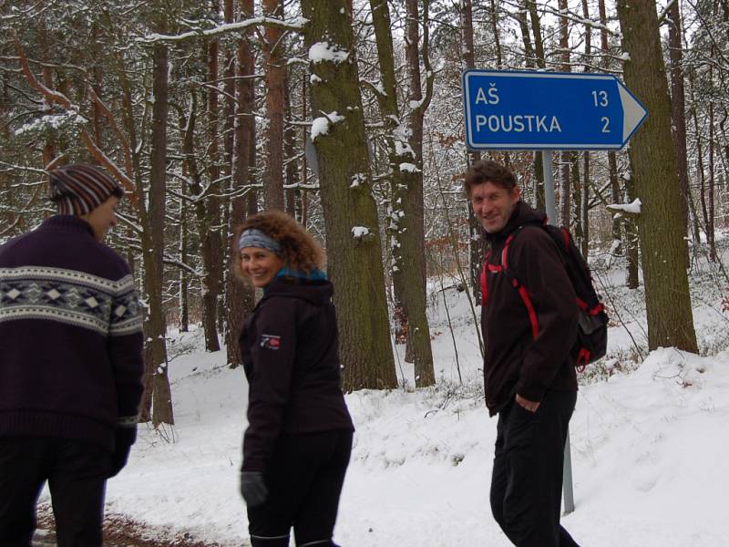 NADŠENCI z Občanského sdružení při Základní škole Františkovy Lázně pořádali už třetí ročník ´Silvestrovského pochodu pro radost´. Trasa vedla od františkolázeňské školy na Seeberg a zpět. Desítky účastníků se skvěle protáhly před večerním slavením. 