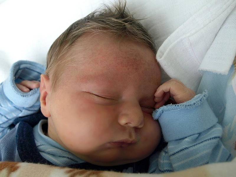 JAN FRÝBL se narodil v pondělí 11. ledna v 11.05 hodin. Při narození vážil 3940 gramů a měřil 51 centimetrů. Jedenáctiletý Filípek, maminka Vladimíra a tatínek Jan se z malého Honzíka radují doma v Chebu.