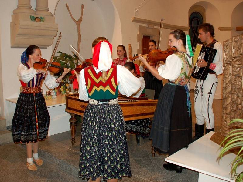 Slavnostní vernisáží Národopisné výstavy věnované Slovensku začal v Mariánských Lázních další ročník folklorního festivalu Mariánský podzim