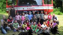 Kynologové a hasiči z Chebu si připravili pro děti z přípravné třídy poslední předprázdninový program. 