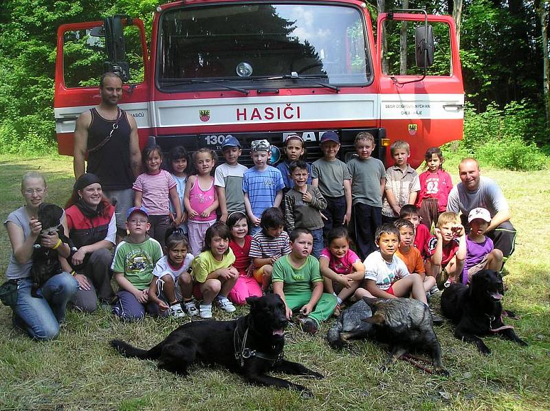 Kynologové a hasiči z Chebu si připravili pro děti z přípravné třídy poslední předprázdninový program. 