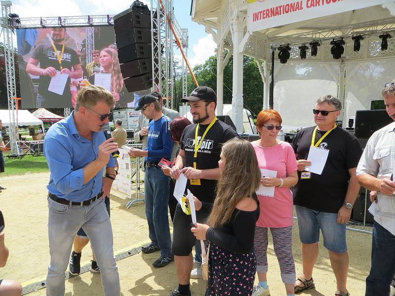 Přes osm stovek vtipů bylo týden vidět na Národní třídě ve Františkových Lázních. Konal se tu totiž pátý ročník Mezinárodního festivalu kresleného humoru.