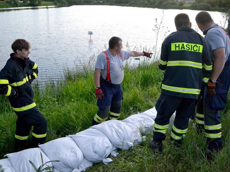 HASIČI si při cvičení Maafex 2012 vyzkoušeli mnoho situací, se kterými se nesetkávají každý den. Lidé takováto cvičení velice uznávají. 