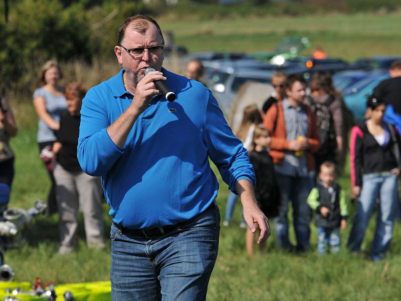 Opožděné sbohem prázdninám se na Františkolázeňsku vydařilo. Šestnáctý ročník akce ´Hurá škola´ pro nejmenší i jejich rodiče přilákal do areálu čerpací stanice v Horních Lomanech skoro tři tisícovky hostů.