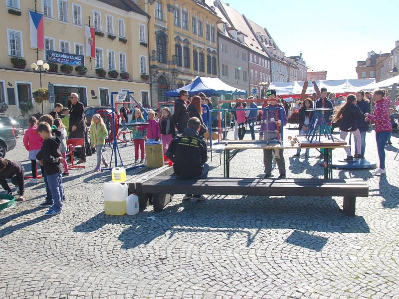 Věda před radnicí v Chebu 2015.