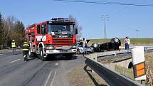 Auto na střeše zůstalo po dopravní nehodě, která se odehrála na křižovatce chebských ulic Vrázova a Nižnětagilská.
