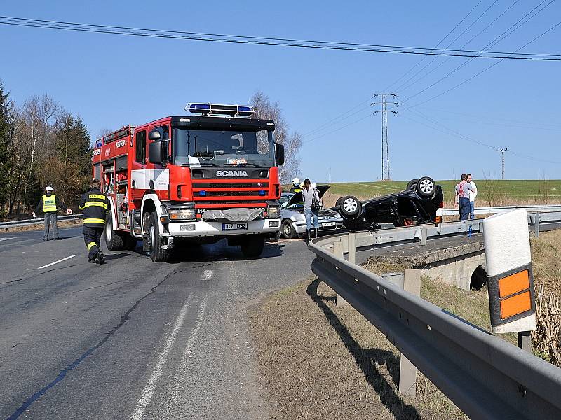 Auto na střeše zůstalo po dopravní nehodě, která se odehrála na křižovatce chebských ulic Vrázova a Nižnětagilská.