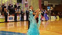 Víc než 1 100 diváků přitáhly  v sobotu standardní a latinskoamerické tance do chebské haly TJ Lokomotiva. Uskutečnil se zde totiž už 18. ročník Mezinárodní taneční soutěže Grand Prix Cheb.