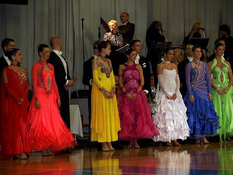 Víc než 1 100 diváků přitáhly  v sobotu standardní a latinskoamerické tance do chebské haly TJ Lokomotiva. Uskutečnil se zde totiž už 18. ročník Mezinárodní taneční soutěže Grand Prix Cheb.