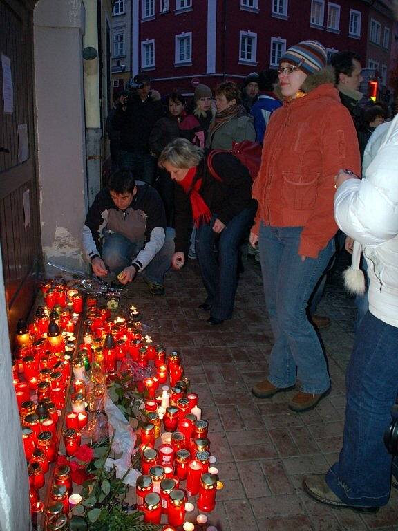 Vzpomínková akce za oběťmi tragické nehody na Růžovém kopečku v Chebu