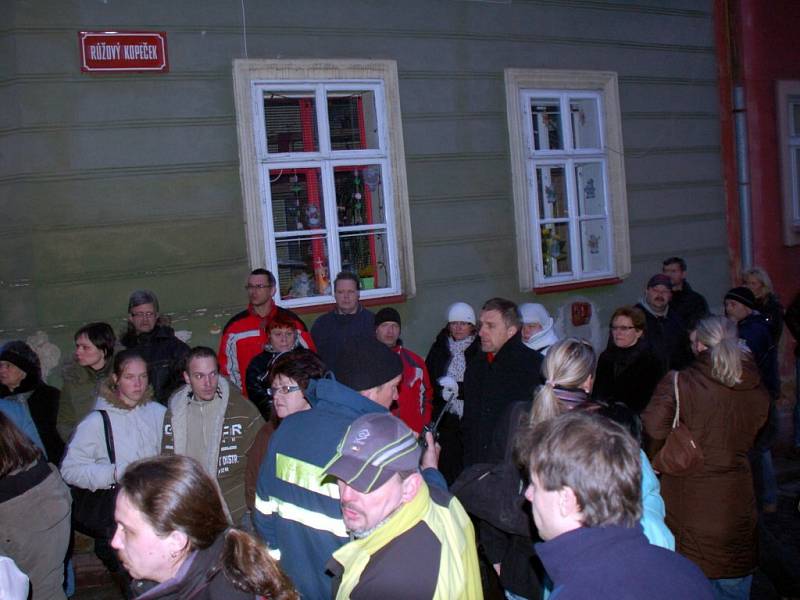 Vzpomínková akce za oběťmi tragické nehody na Růžovém kopečku v Chebu