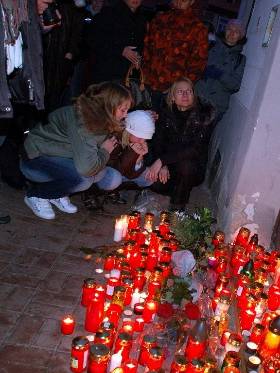 Vzpomínková akce za oběťmi tragické nehody na Růžovém kopečku v Chebu