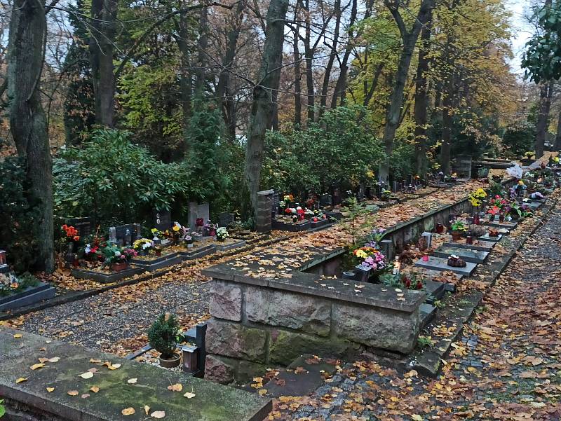 Žádné velké návaly se nekonaly o víkendu na hlavním karlovarském hřbitově v Drahovicích. Důvodem je pandemie. Zatímco v minulosti proudily na hřbitov davy lidí a nebylo zde téměř kde zaparkovat, letos byl poslední předdušičkový víkend velmi poklidný.