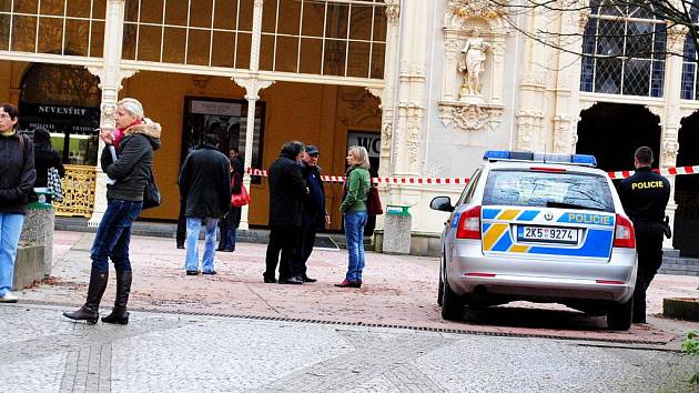 Klenotnictví na mariánskolázeňské Kolonádě si vytipovali zloději, autem vjeli do výlohy a ukradli šperky za 15 milionů korun.