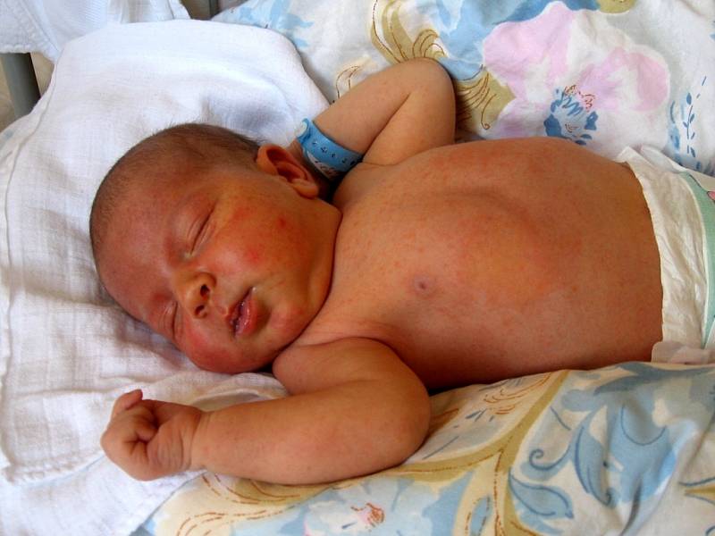 MICHAL DINGA z Chebu se narodil 6. května v 6.50 hodin. Měřil 54 centimetrů a vážil 4,5 kilogramu