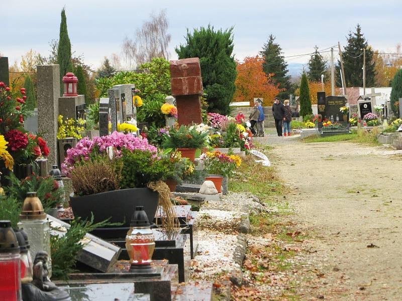 O víkendu, dva dny před svátkem Všech zesnulých, zavítalo na městský hřbitov v Chebu několik desítek lidí.