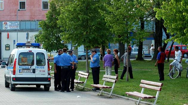 Park u chebského nádraží je místem, kde se často potloukají opilci nebo bezdomovci