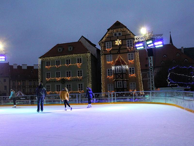 Na chebském náměstí bylo možné prohlédnout si stromeček, popřípadě si zabruslit na ledě.