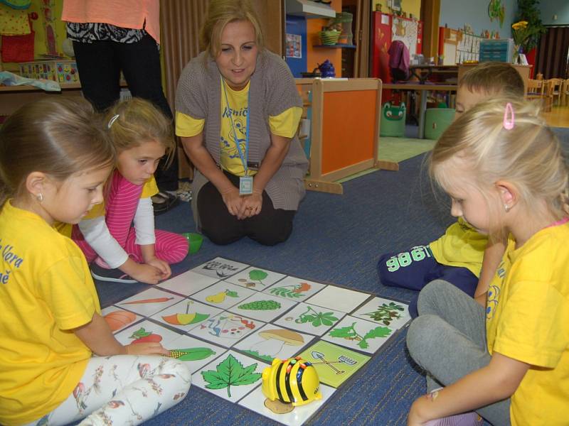   ŠKOLKA HROU. Mateřská škola Vora Mariánské Lázně otevřela Metodické centrum pro předškolní vzdělávání. Děti se v rámci projektu seznámí se spoustou zajímavých věcí. Například se naučí pracovat s interaktivní tabulí.