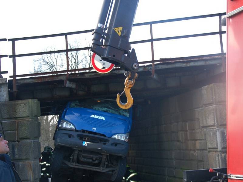 Nepříjemné překvapení čekalo včera na řidiče nákladního vozidla při projíždění pod železničním viaduktem v Nebanicích na Chebsku. Šofér si totiž neuvědomil, že na korbě veze bagr, který je příliš vysoký na to, aby pod viaduktem projel. 