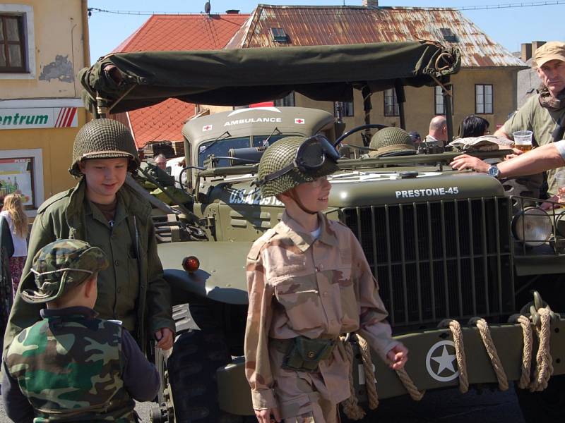 OSLAVY OSVOBOZENÍ. V rámci oslav 71. výročí osvobození přijel do Teplé a pak do dalších míst military convoy.