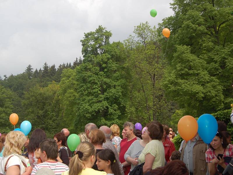 ZAHÁJENÍ LÁZEŇSKÉ SEZÓNY. U příležitosti akce nechybělo ani svěcení pramene. Toho se tradičně ujal opat Filip Zdeněk Lobkowicz.