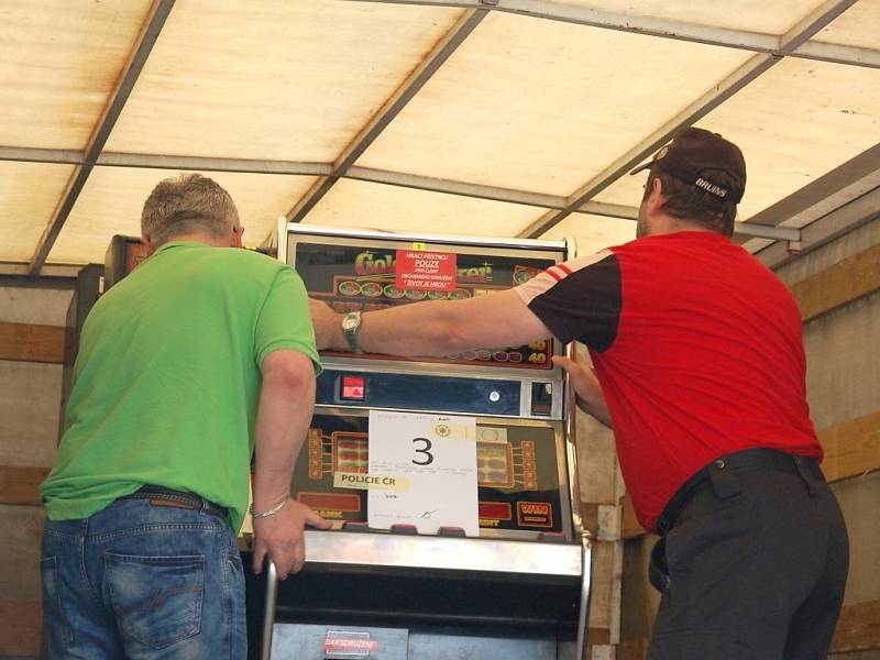 Policie odvezla z jednoho domu ve Františkových Lázních několik herních automatů.  