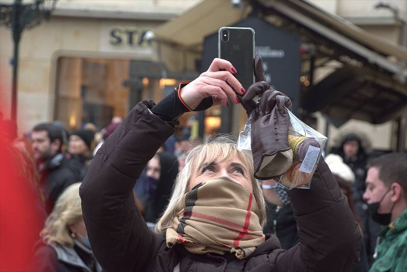 Fotografky ze západu Čech zachytily atmosféru protestů na Staroměstském náměstí