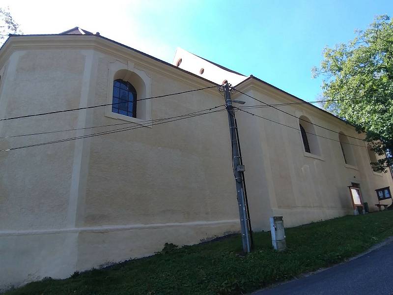 Kostel svatého Wolfganga v Poustce se dočkal nového opláštění.